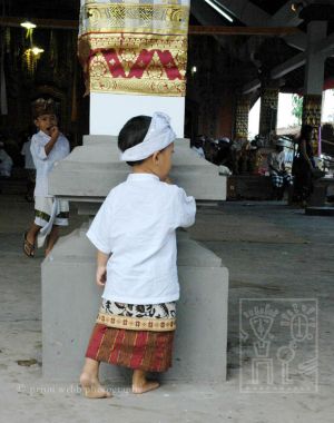 Bali.Boy.Column_h.jpg